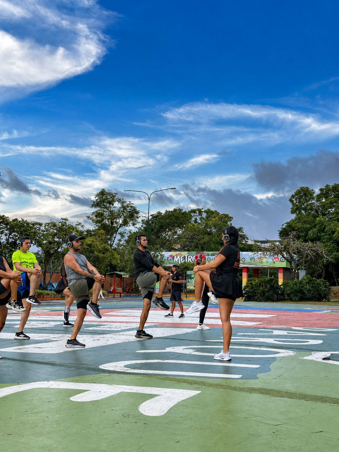 Instructora liderando una clase de baile inmersivo RITMO